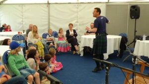 Storyteller Andy Cannon makin his magic wi the audience